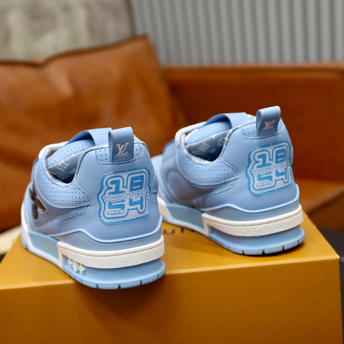Ex-factory price: 860💰LV Couple👫Louis Vuitton TRAINER sneakers classic Louis Vuitton men's artistic director Virgil Abloh picked inspiration to create this LV Trainer sneaker. Yingze crystal inlays present a colorful effect. VS can be matched with two gorgeous effect colors. The LV letter logo badge on the tongue is gorgeous and noble. The LV letter is decorated on the side. The outsole is decorated with a Monogram flower pattern. It shows the trend of elegance and nobility! Men's and women's models: 35-46
